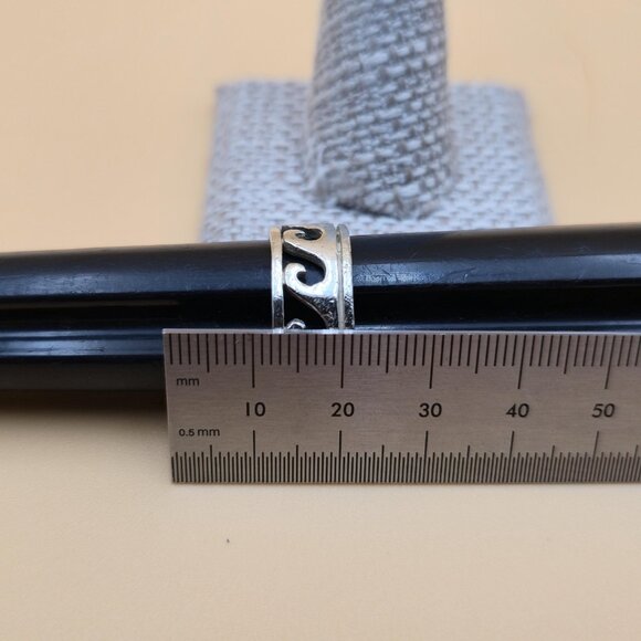 Size 8.75 Sterling Silver Worn Ocean Sea Waves Unisex Band Ring A5669 - Picture 6 of 7